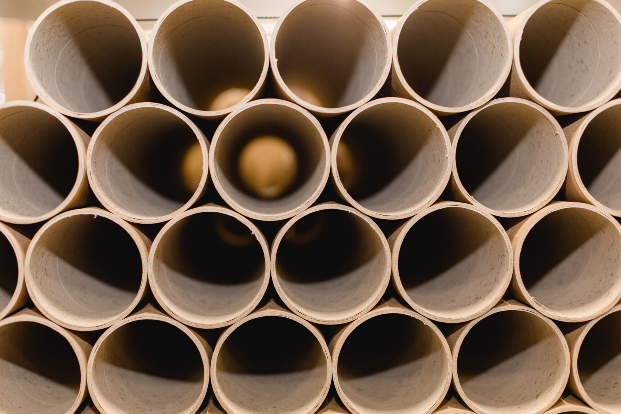 Foto von Spiralrohren übereinander bei pratopac