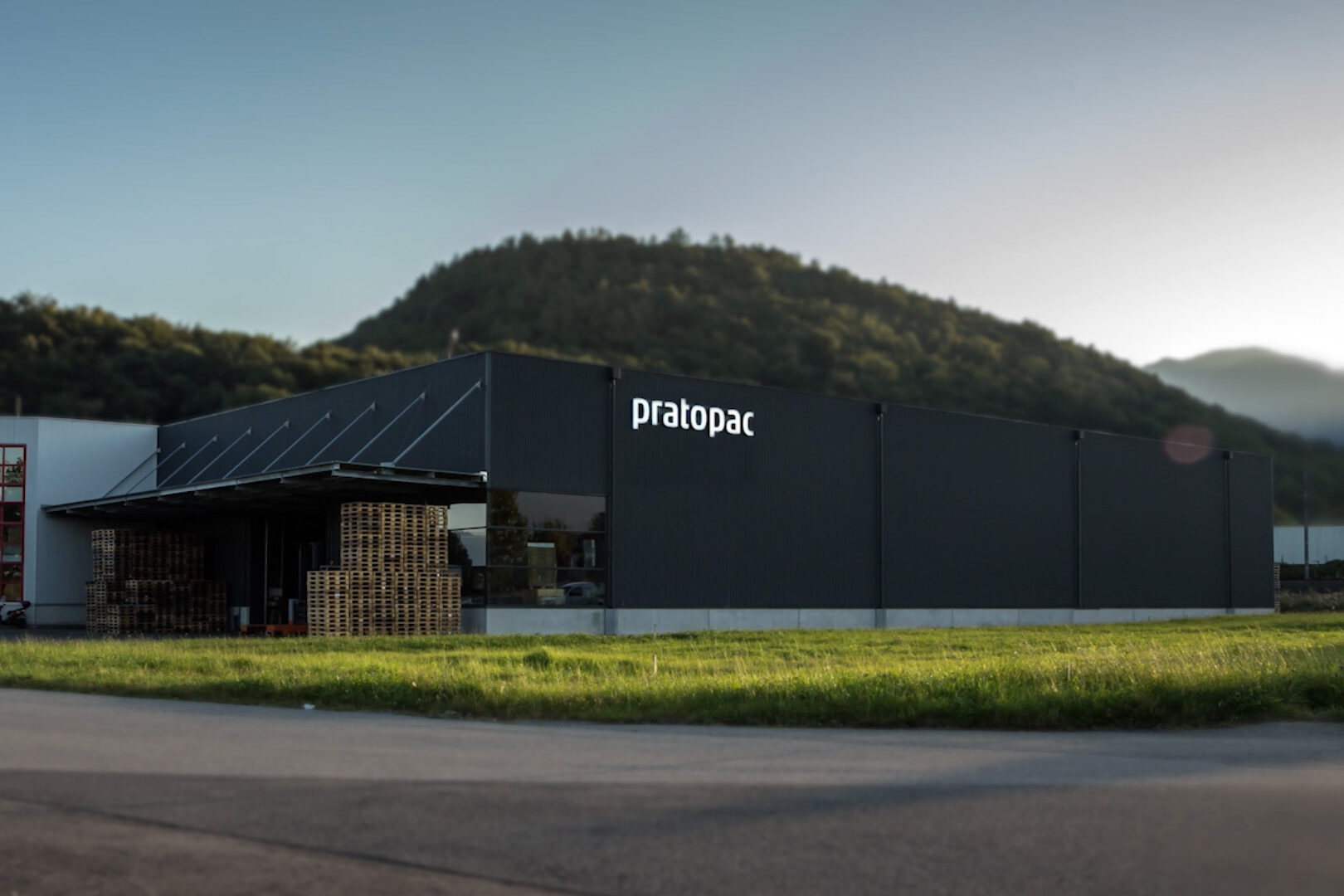 Firmengebäude pratopac Produktion von außen