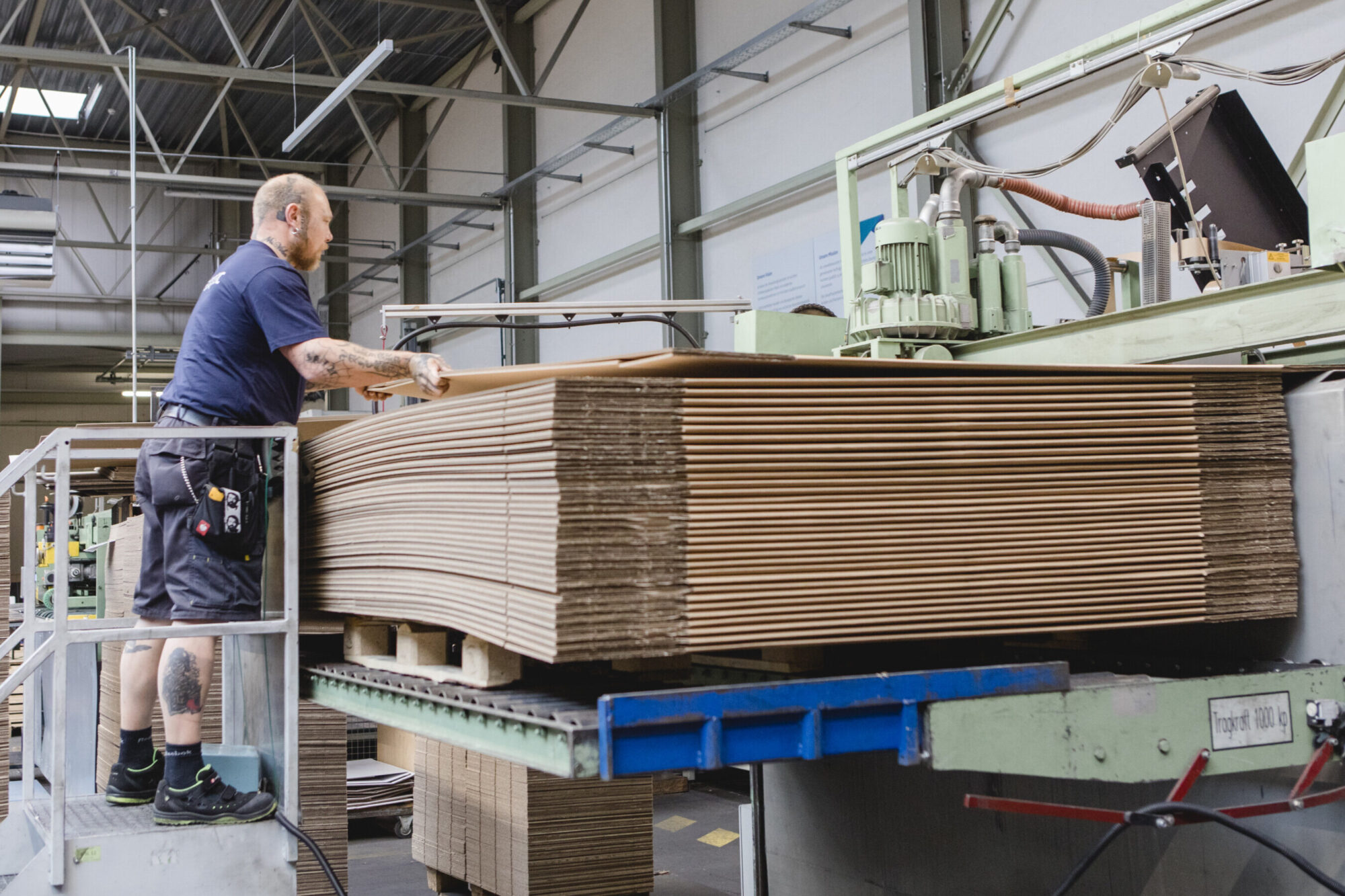 Gestapelte Wellpappe auf Maschine bei pratopac