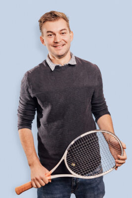 Andreas Veith, Teamleiter Vetriebsinnendienst bei pratopac mit Tennisschläger