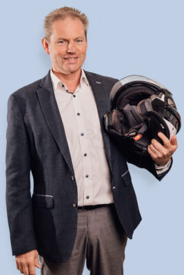 Claudius Bereuter, Geschäftsführer pratopac Gmeiner GmbH mit Helm in der Hand