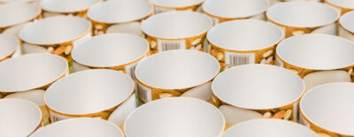 Leere Papierdosen für Lebensmittel vor der Befüllung bei pratopac