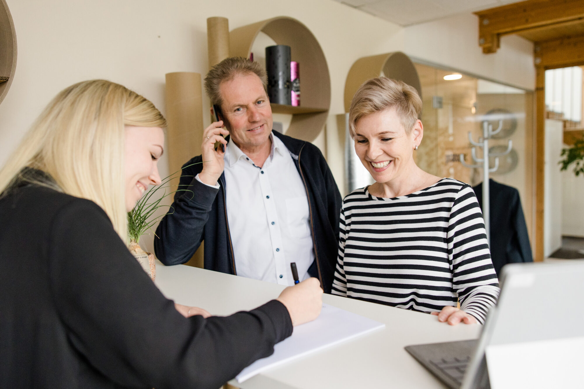 Meeting mit Telefon bei pratopac