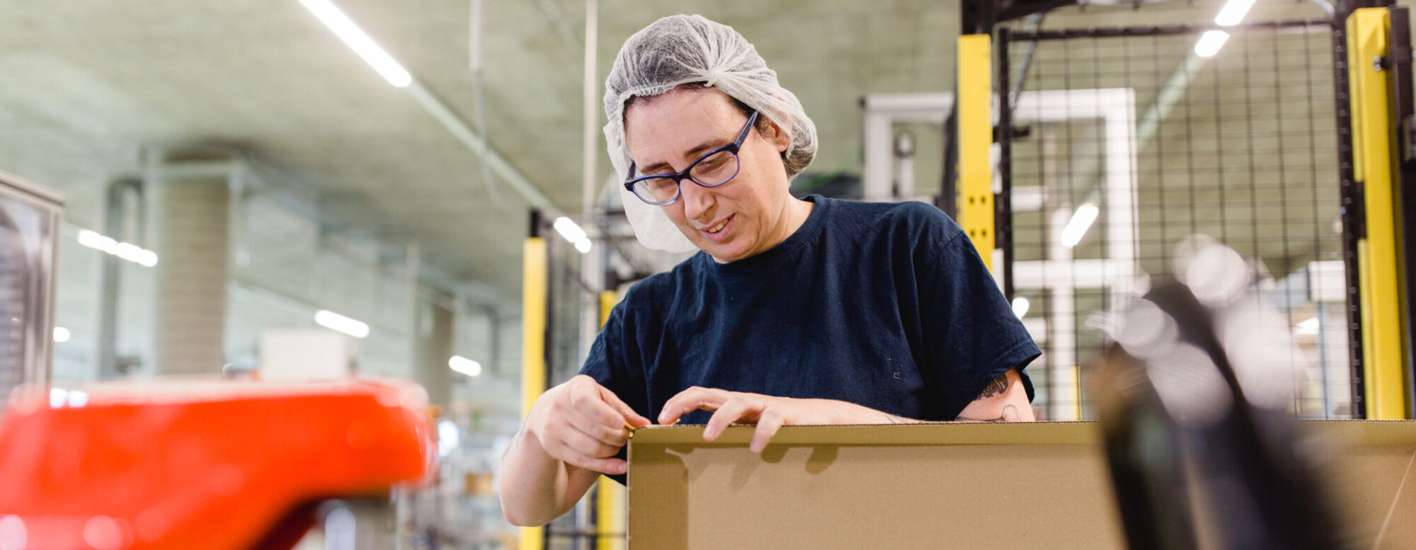 Aufnahme von Mitarbeiterin in der Dosenproduktion bei pratopac