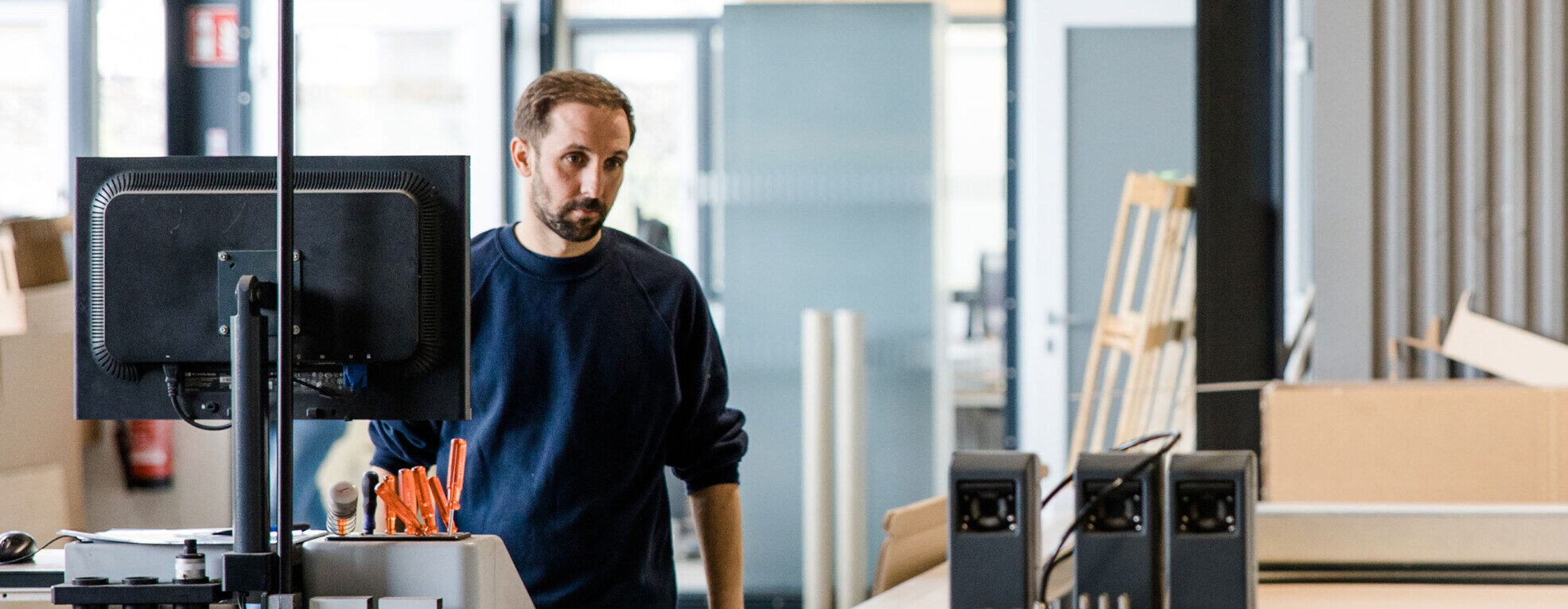 Bild von Mitarbeiter in der Produktion für Wellpappe und Kartonagen bei pratopac