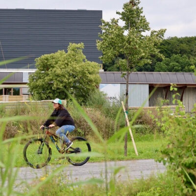 Bild von Mitarbeiterin von pratopac mit dem Fahrrad zur Arbeit