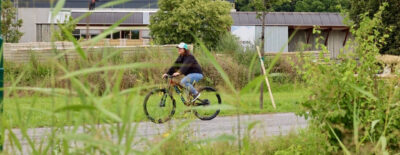 Bild von Mitarbeiterin von pratopac mit dem Fahrrad zur Arbeit