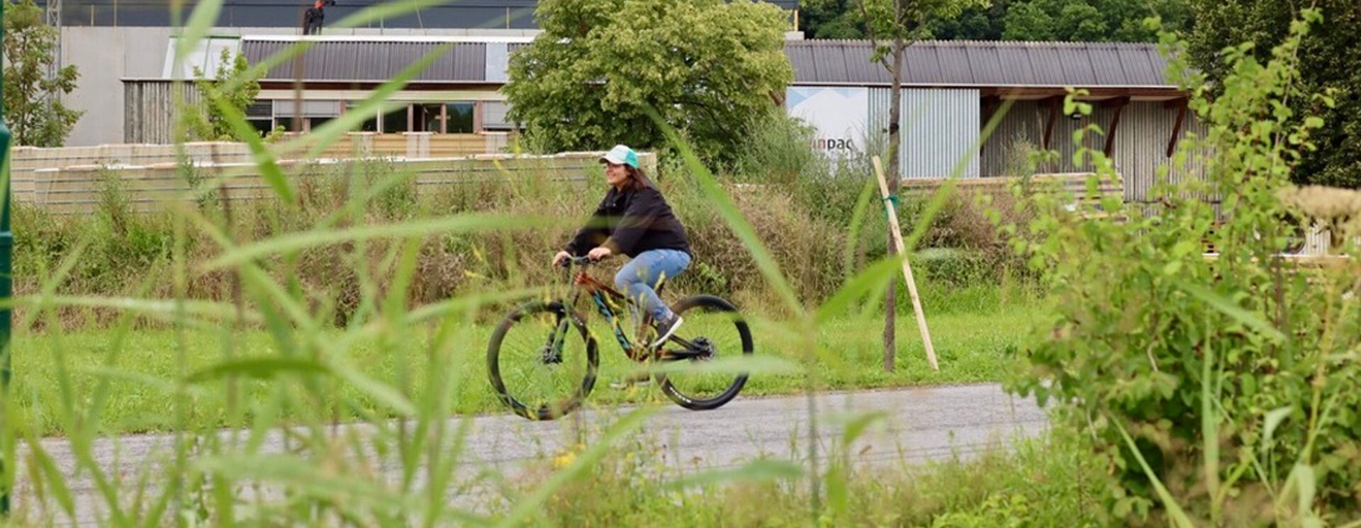 Bild von Mitarbeiterin von pratopac mit dem Fahrrad zur Arbeit