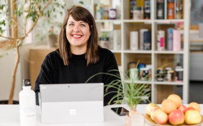 Frau mit Notebook bei der Arbeit bei pratopac