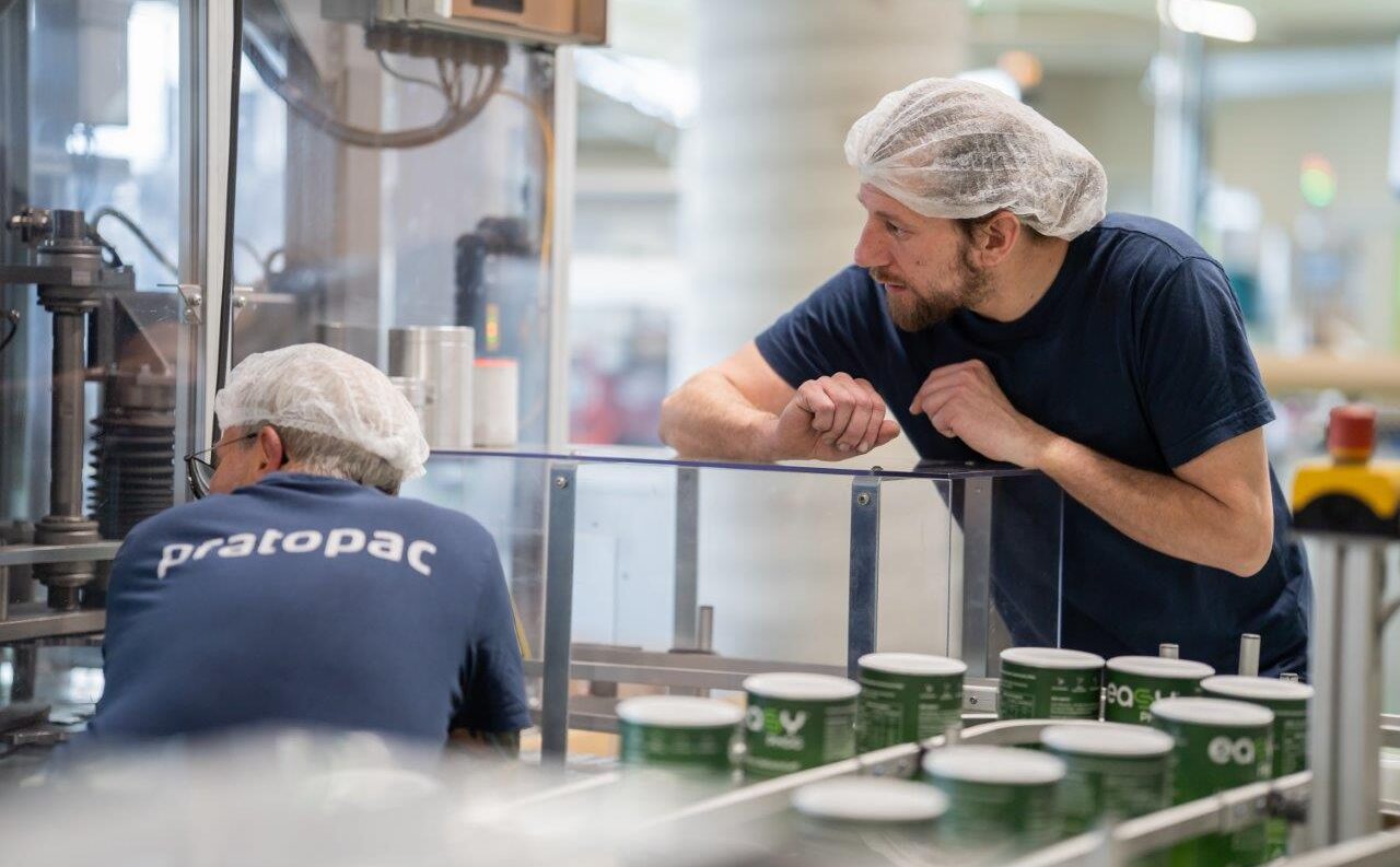 Zwei Mitarbeiter von pratopac während der Arbeit in der Papierdosenproduktion.